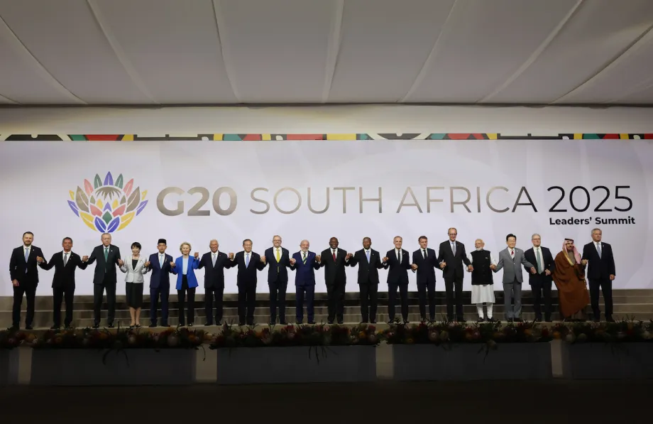 G20 leaders at the Johannesburg summit table discussing global peace.